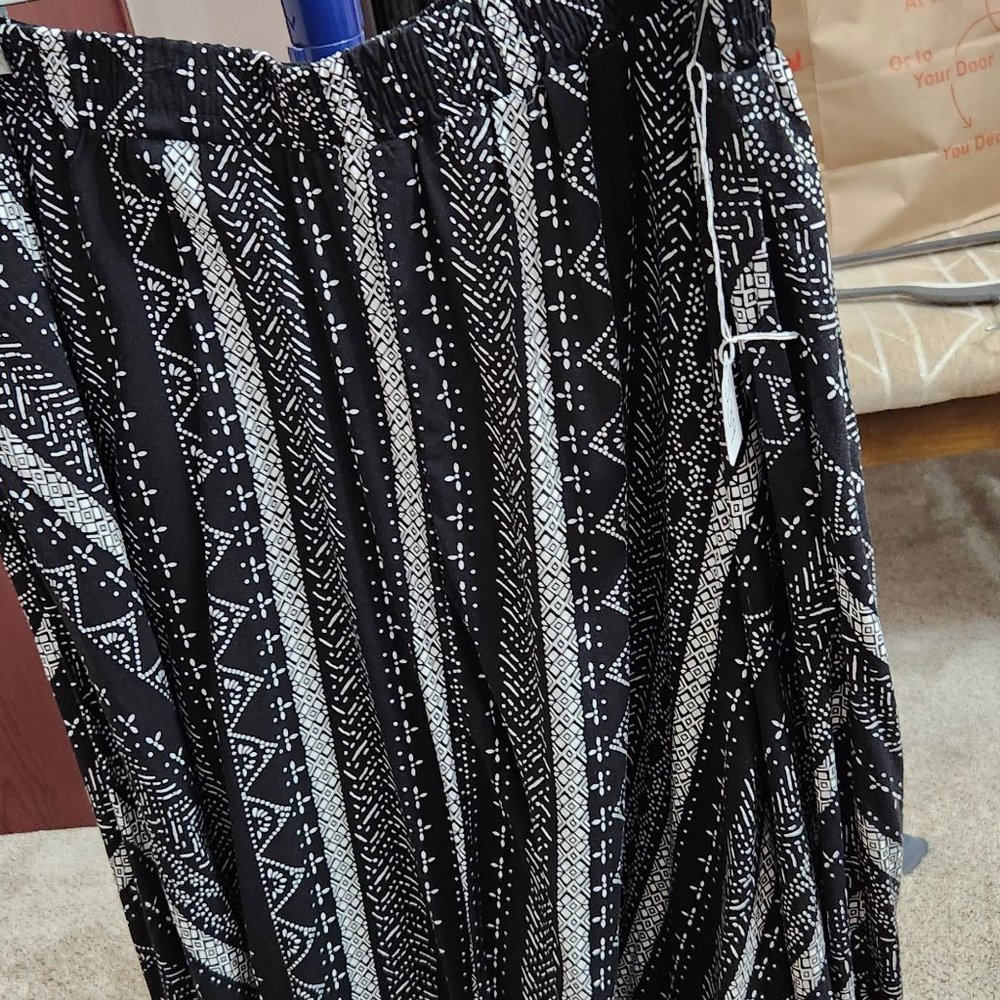 Women within black and white skirt 22w skirt item #39